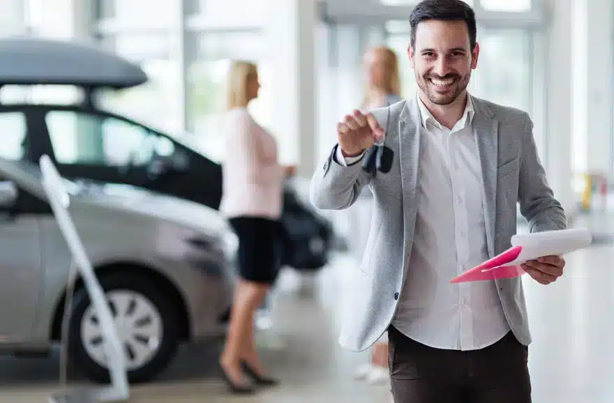 Client choisissant son véhicule chez le concessionnaire